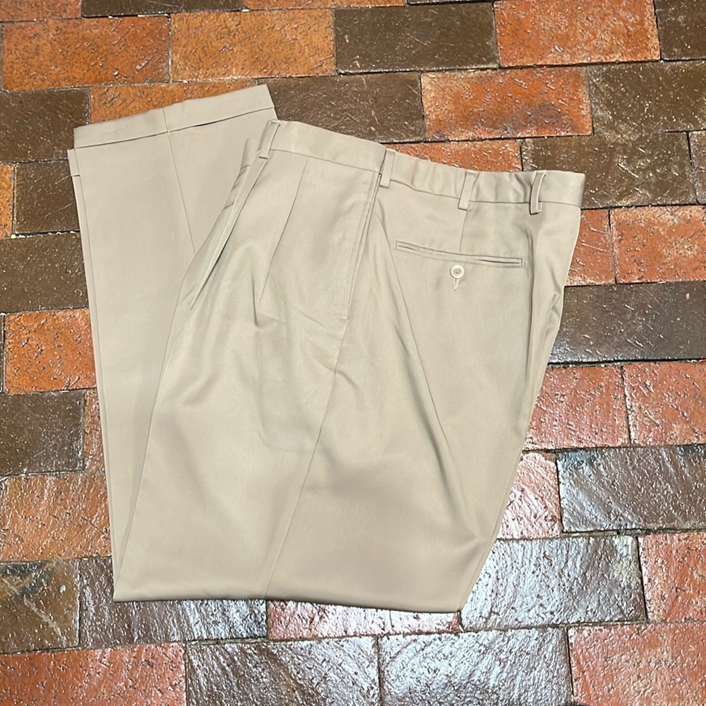 MEN 40 X 29-TROUSER PANTS PLEATED/ CUFFS Jos. A Bank Traveler /khaki color 1035